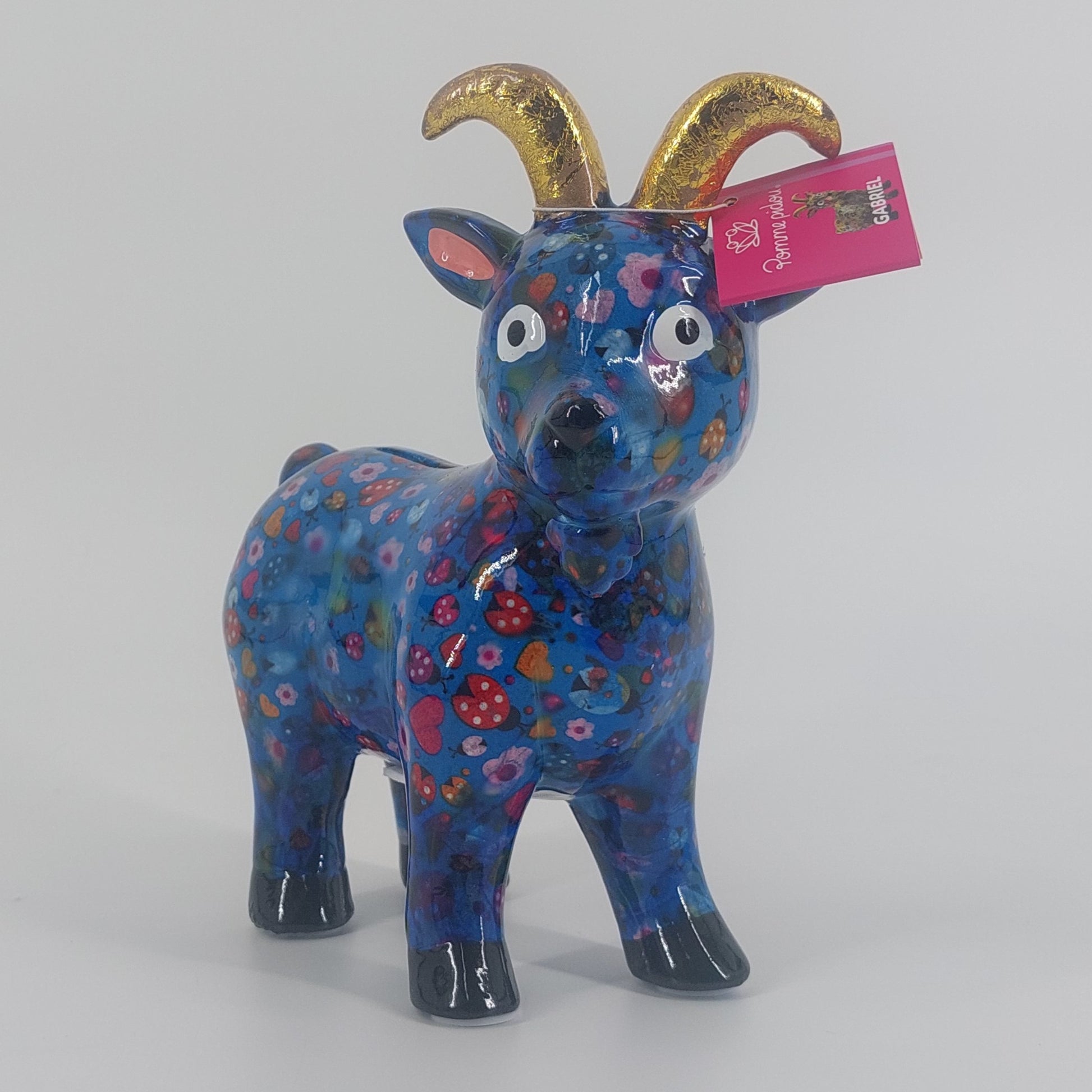 Pomme Pidou spaarpot geit Gabriel in blauw met lieveheersbeestjes. Keramische spaarpot met speels design, ideaal als cadeau of decoratie. Afmetingen: L19 x D8.5 x