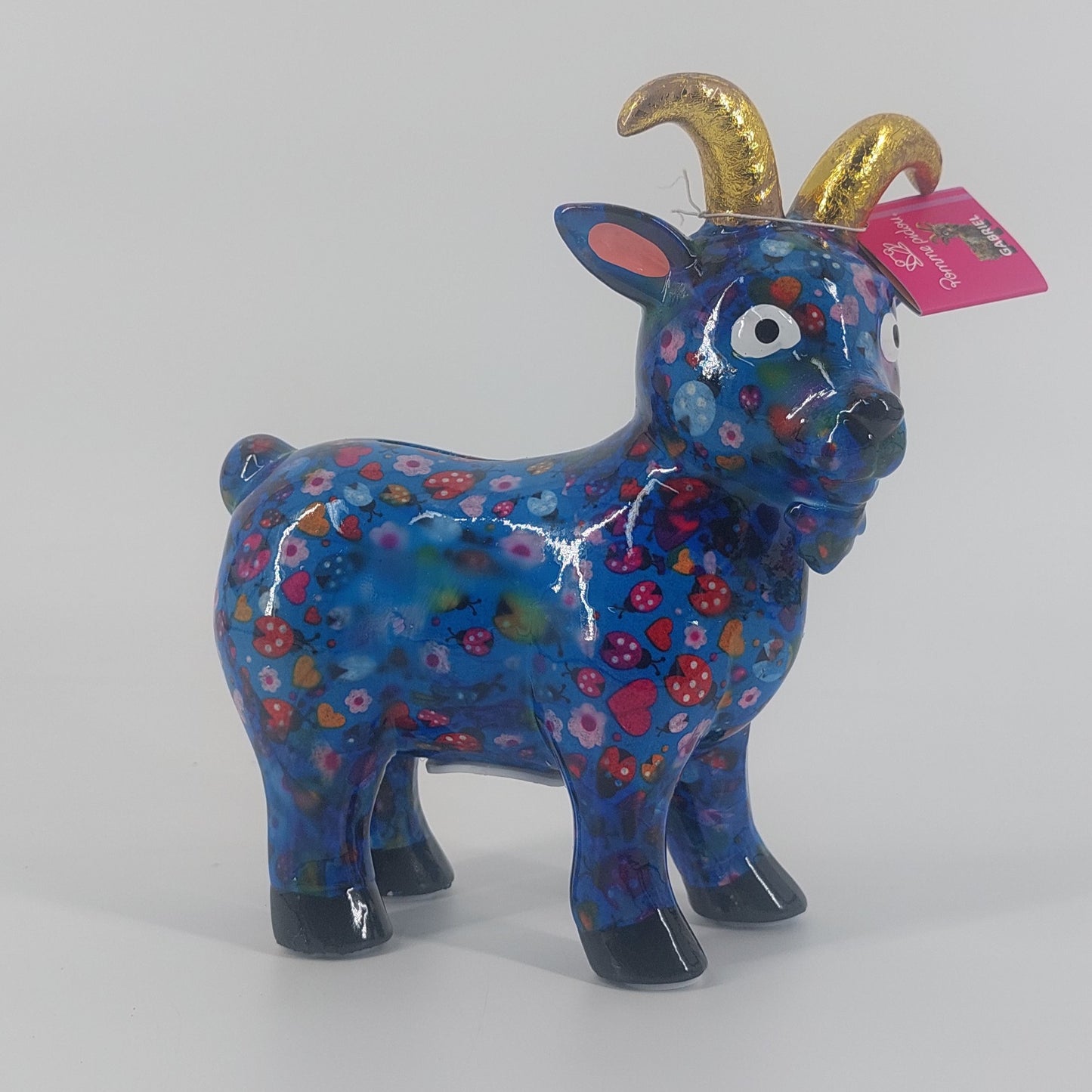 "Pomme Pidou spaarpot geit Gabriel in blauw met lieveheersbeestjes. Keramische spaarpot met speels design, ideaal als cadeau of decoratie. Afmetingen: L19 x D8.5 xH20cm