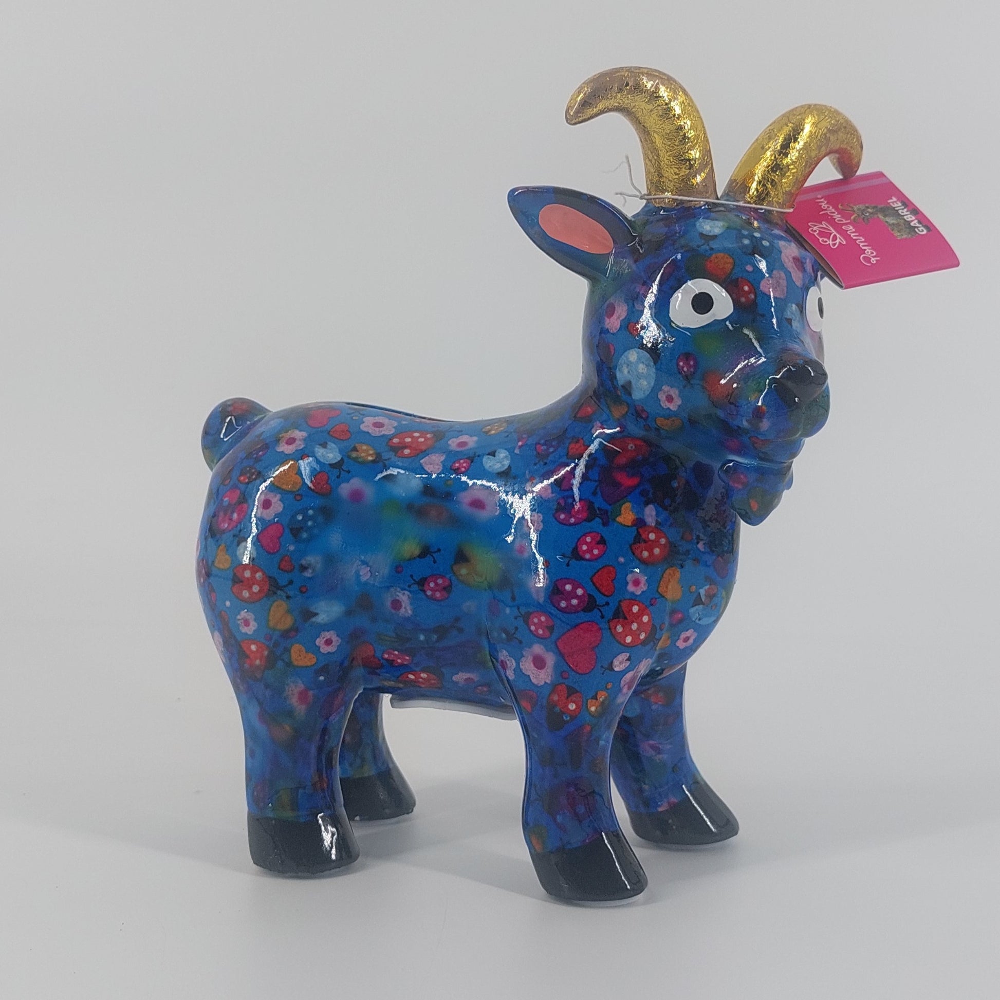 "Pomme Pidou spaarpot geit Gabriel in blauw met lieveheersbeestjes. Keramische spaarpot met speels design, ideaal als cadeau of decoratie. Afmetingen: L19 x D8.5 xH20cm