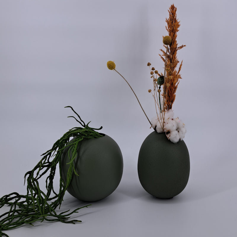 Een stijlvolle groene metalen vaas van 15 x 15 x 14 cm, ideaal voor kleine planten en decoratieve accenten in je interieur.