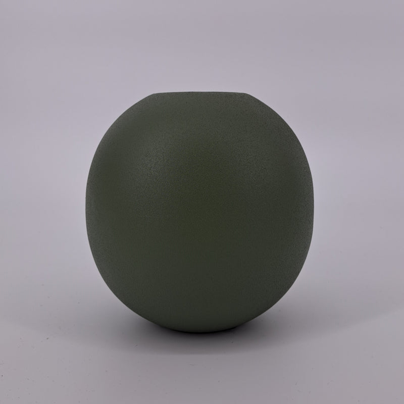 Een stijlvolle groene metalen vaas van 15 x 15 x 14 cm, ideaal voor kleine planten en decoratieve accenten in je interieur.
