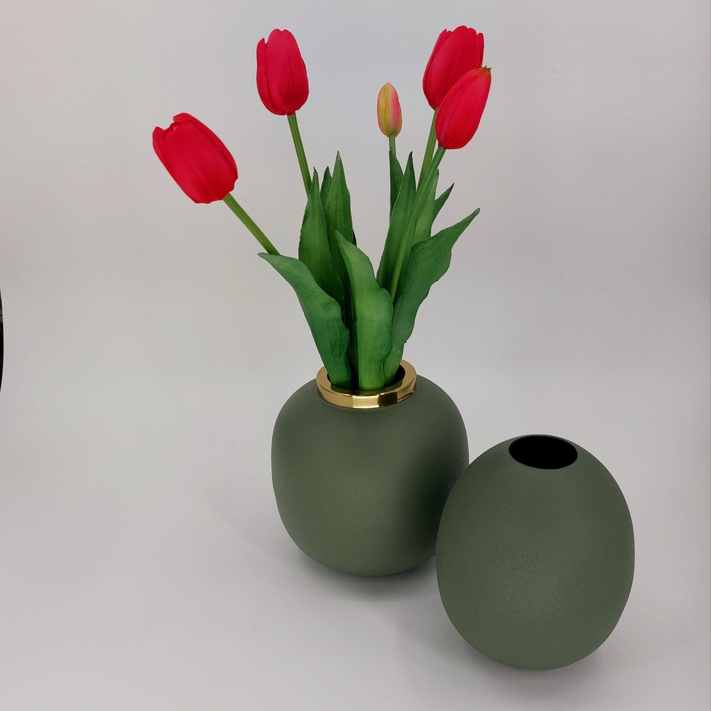 Een stijlvolle groene metalen vaas van 13 x 13 x 15,5 cm, ideaal voor kleine planten en decoratieve accenten in je interieur.