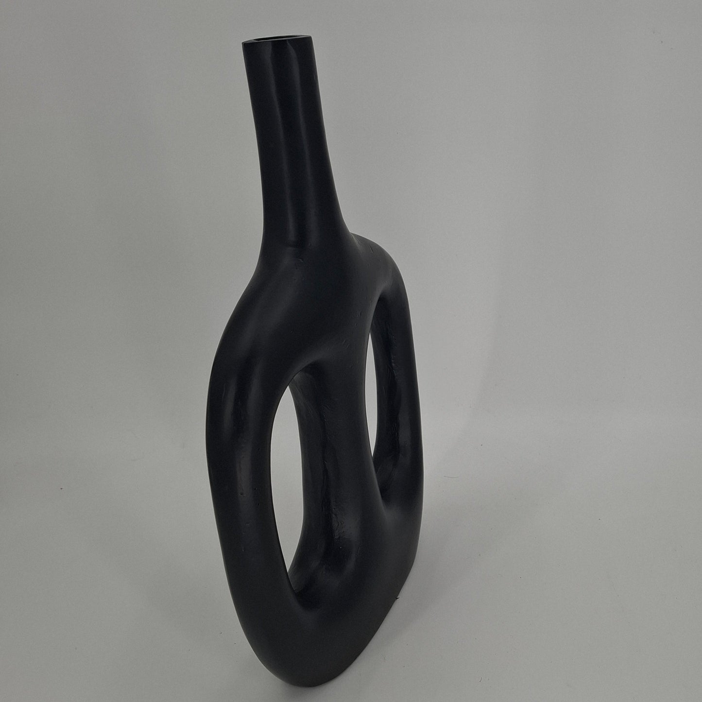 Stijlvolle zwarte aluminium vaas – duurzaam woonaccessoire voor moderne en industriële interieurs