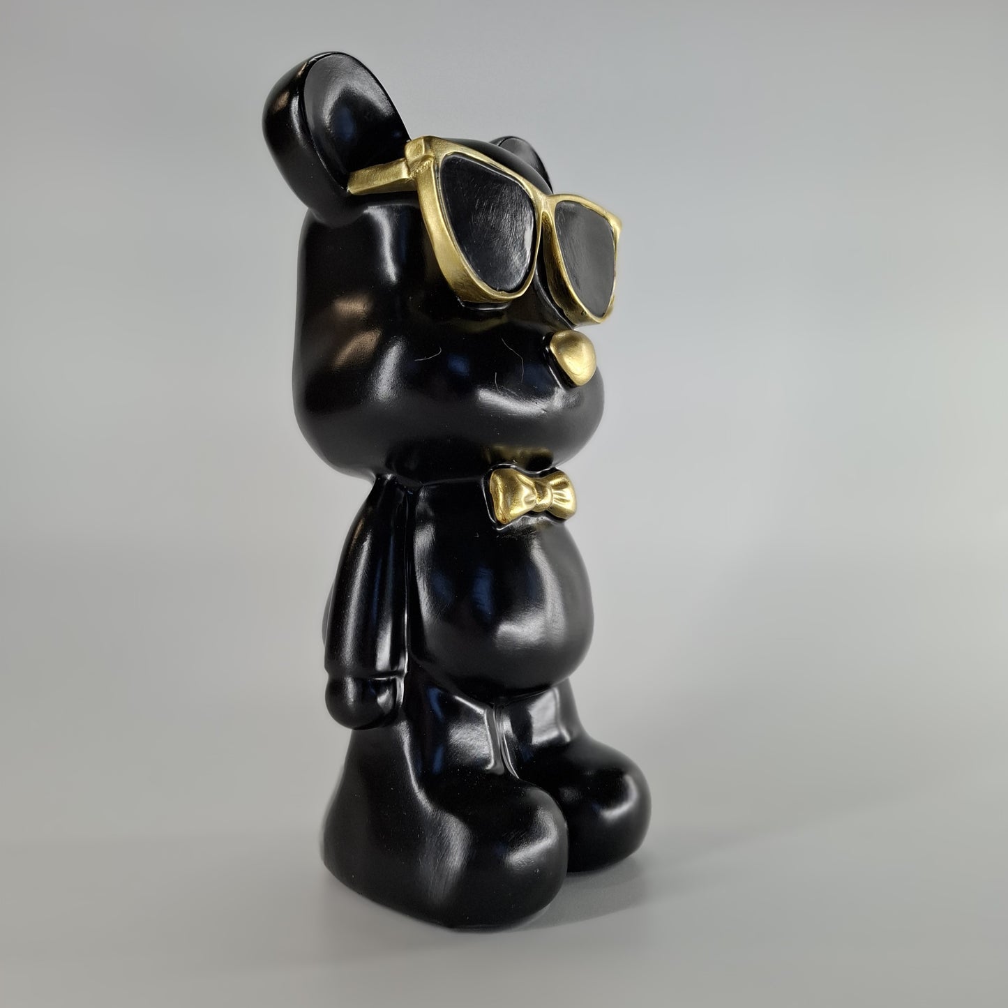Beer staand met zonnebril zwart en goud, 27 cm hoog – stijlvol interieurdecoratiebeeld