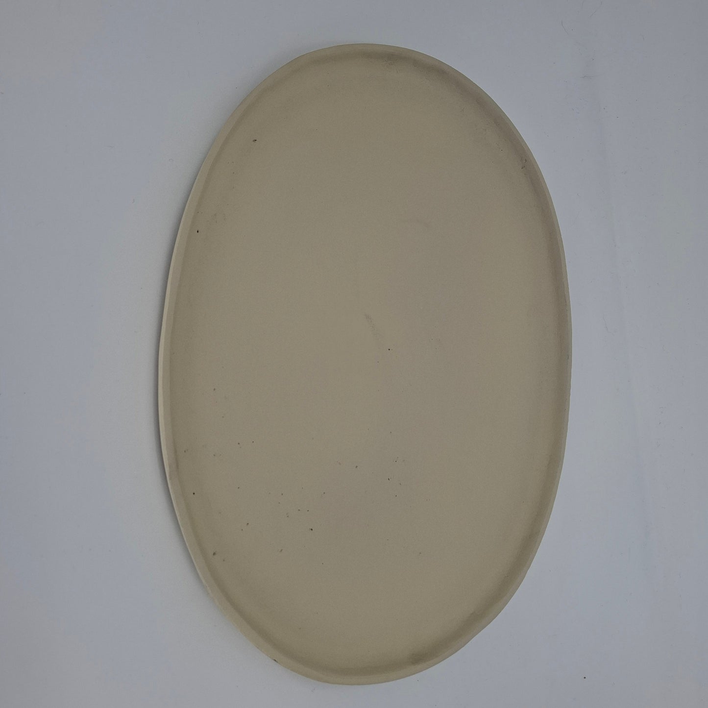 Stoer ovaal dienblad van ruw metaal – industrieel woonaccessoire voor serveren en decoratie