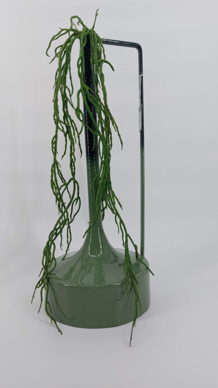 Groene metalen vaas Puglia van Manson Atmosphere met een strak en modern design. Perfect als decoratief statement of voor kunstbloemen en droogbloemen."