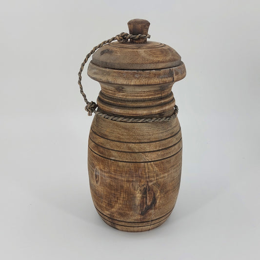 Een grote, stoere houten pot met deksel, perfect voor een landelijke inrichting.