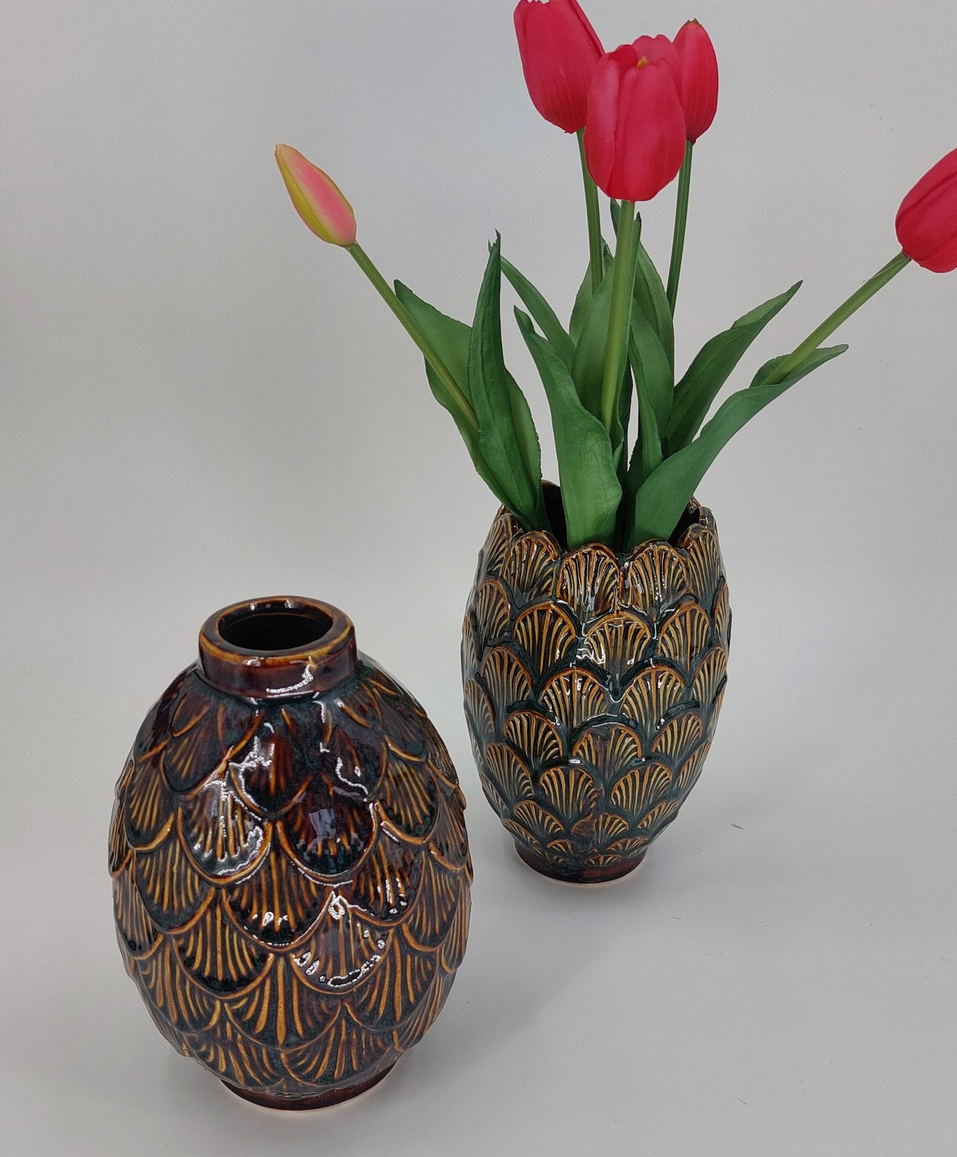 Een stijlvolle bruine keramische vaas van 14.5 x 20 cm, ideaal voor bloemen en decoratieve accenten in je interieur.