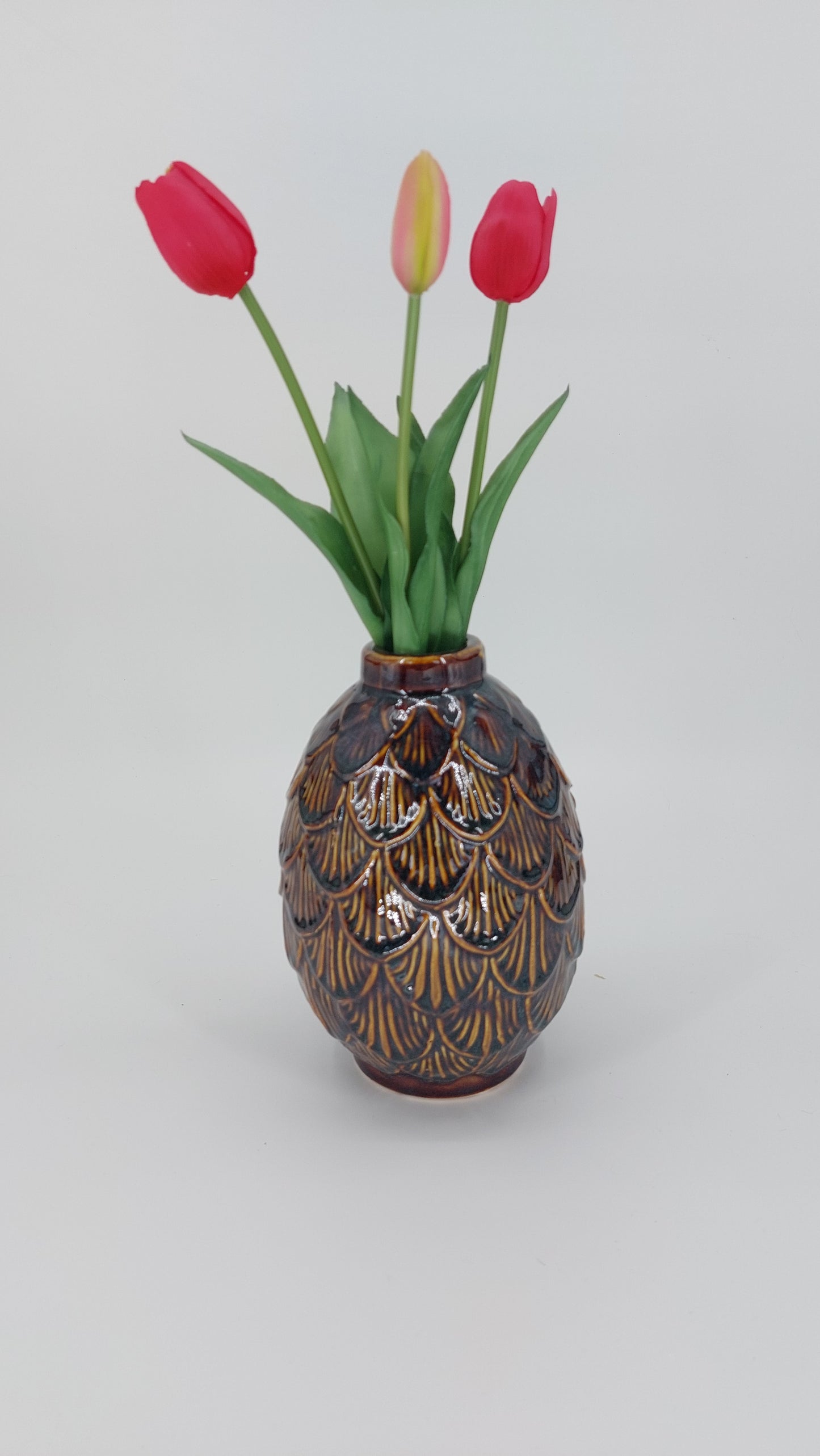 Een stijlvolle bruine keramische vaas van 13.5 x 20 cm, ideaal voor bloemen en decoratieve accenten in je interieur.