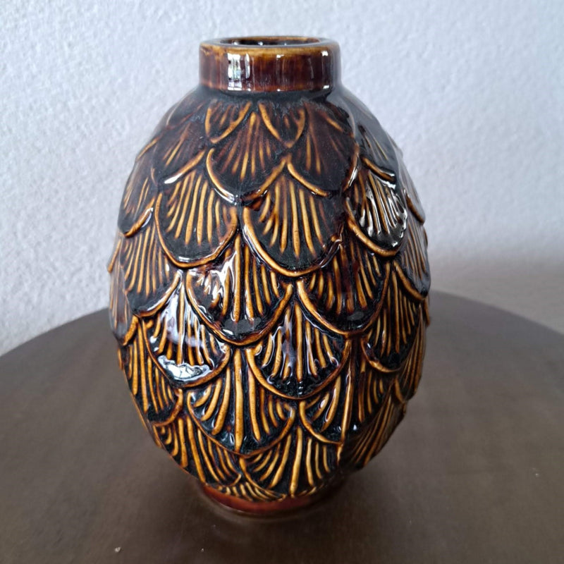 Een stijlvolle bruine keramische vaas van 14.5 x 20 cm, ideaal voor bloemen en decoratieve accenten in je interieur.