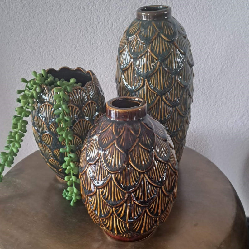 Een stijlvolle bruine keramische vaas van 14.5 x 20 cm, ideaal voor bloemen en decoratieve accenten in je interieur.