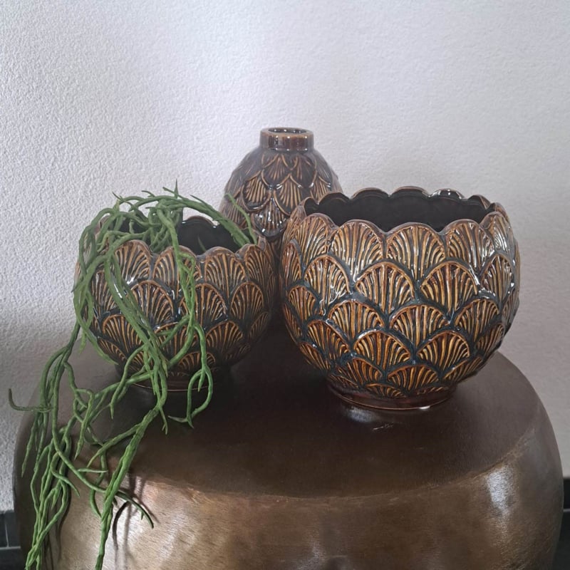 Een stijlvolle bruine keramische vaas van 17 x 14 cm, ideaal voor bloemen en decoratieve accenten in je interieur.