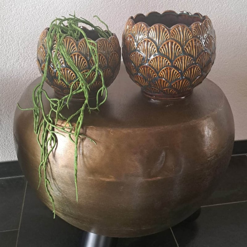 Een stijlvolle bruine keramische vaas van 17 x 14 cm, ideaal voor bloemen en decoratieve accenten in je interieur.