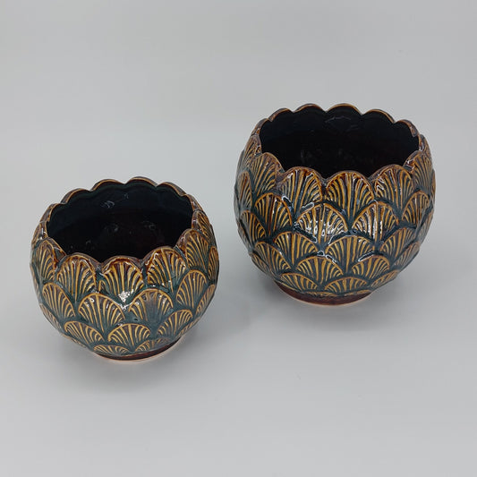 Een stijlvolle bruine keramische vaas van 17 x 14 cm, ideaal voor bloemen en decoratieve accenten in je interieur.