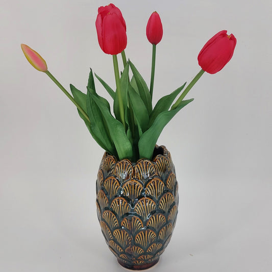 Een stijlvolle bruine keramische vaas van 13.5 x 20 cm, ideaal voor bloemen en decoratieve accenten in je inter
