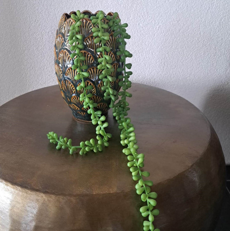 Een stijlvolle bruine keramische vaas van 13.5 x 20 cm, ideaal voor bloemen en decoratieve accenten in je interieur.