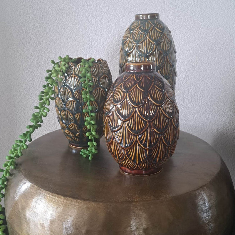 Een stijlvolle bruine keramische vaas van 13.5 x 20 cm, ideaal voor bloemen en decoratieve accenten in je interieur.