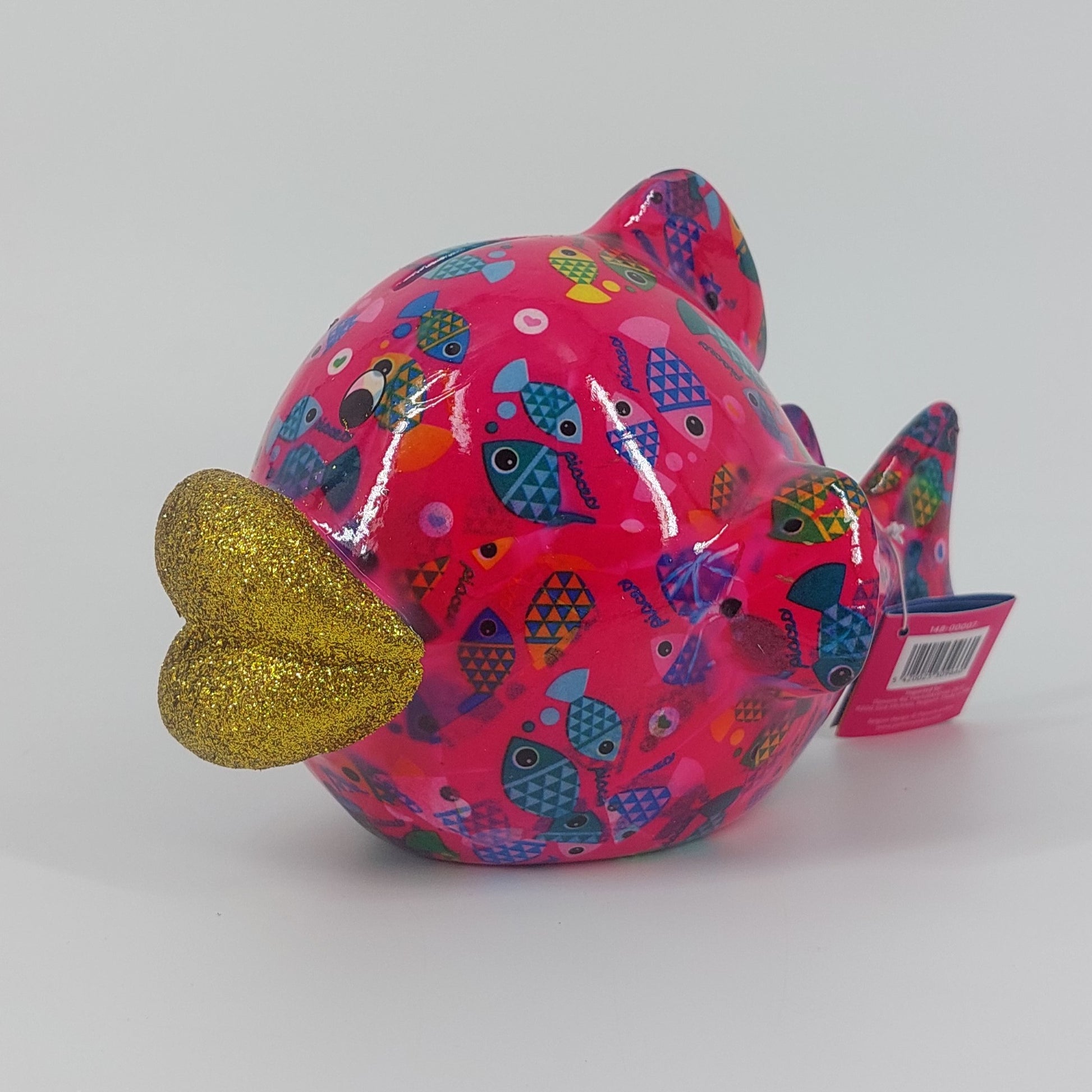 Pomme Pidou spaarpot vis Kelly in fuchsia met visjes. Keramische spaarpot met speels design, ideaal als cadeau of decoratie. Afmetingen: L14 x D21 x H13.5cm."