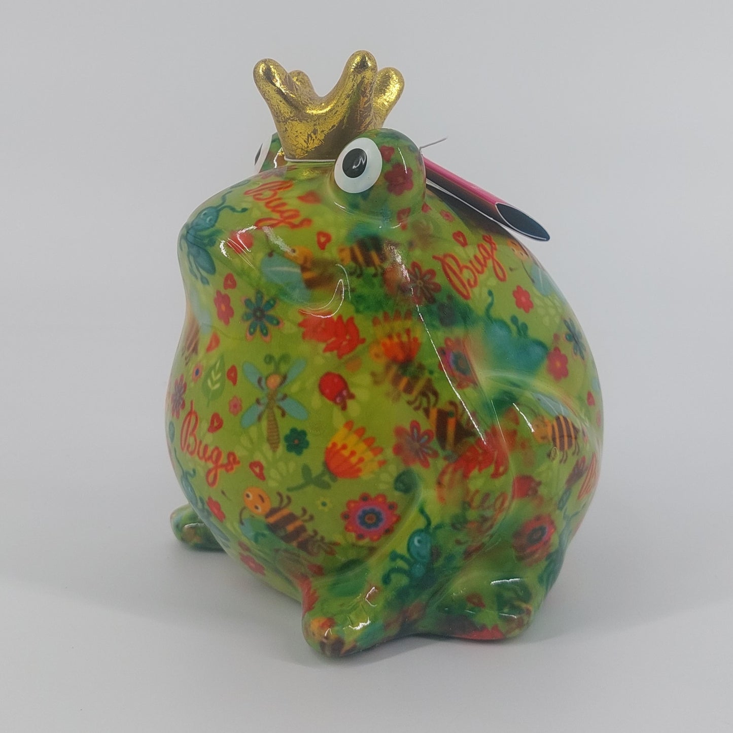 Een vrolijke keramieken spaarpot in de vorm van een kikker, Freddy. Met zijn groene kleur en speelse insectenmotief brengt hij een unieke charme in elke ruimte. Ideaal als decoratie én om geld in te sparen.