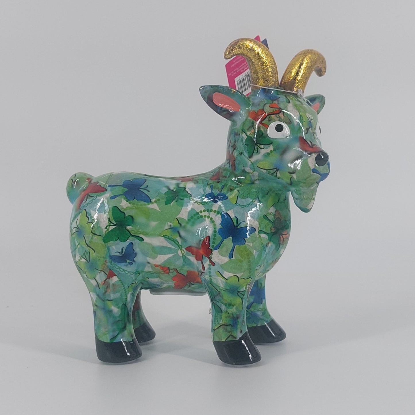 Pomme Pidou spaarpot geit Gabriel in groen met vlinders. Keramische spaarpot met speels design, ideaal als cadeau of decoratie. Afmetingen: L19 x D8.5 x H20cm."