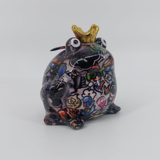 Pomme Pidou spaarpot Kikker Freddy – Keramische kikker spaarpot met street art design. Perfect als uniek cadeau. Ontdek het bij Dutchtrendz!"