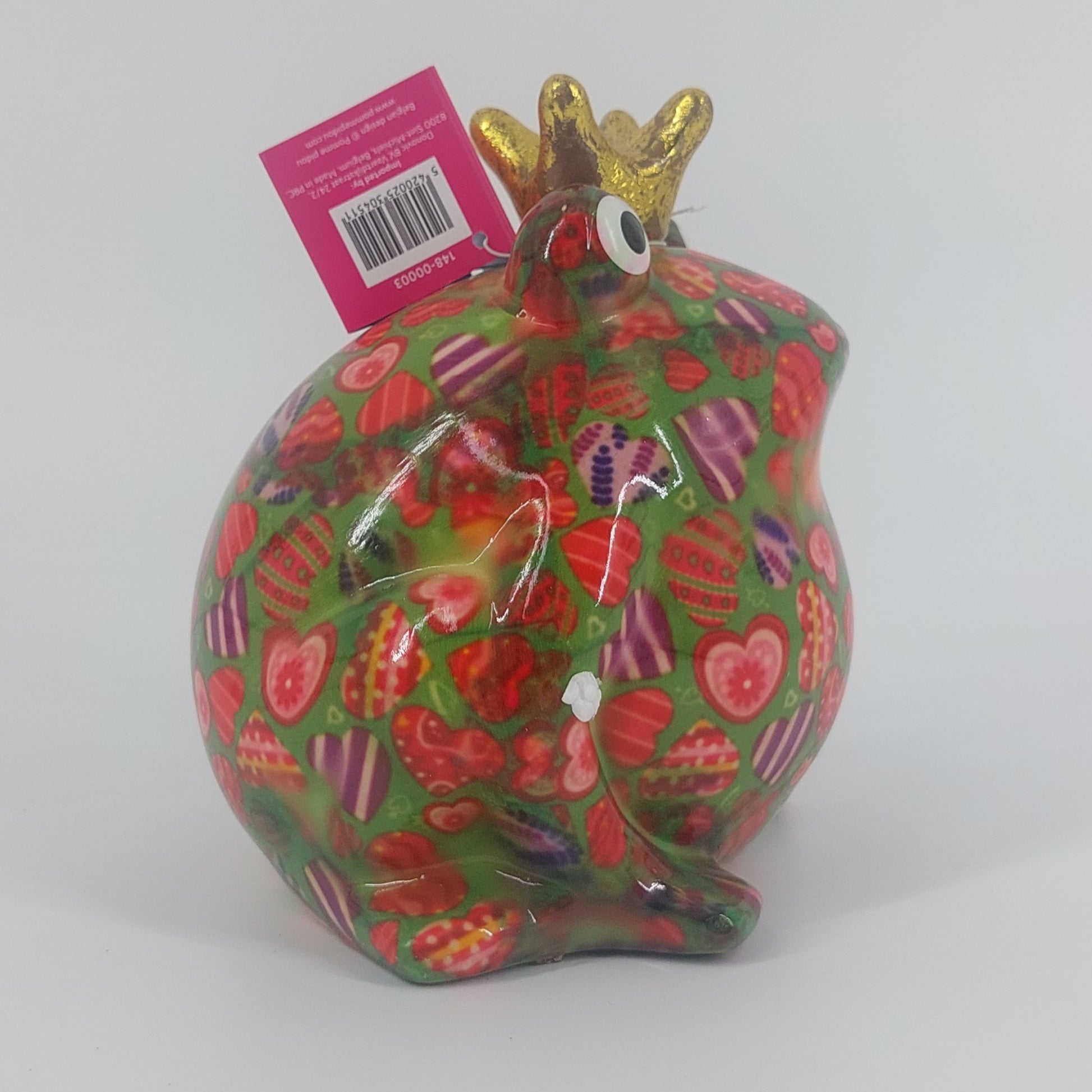 Een speelse keramieken spaarpot in de vorm van een kikker, Freddy. Met zijn levendige groene kleur en hartjespatroon brengt hij een vrolijke sfeer in elke ruimte. Perfect als decoratief item én om geld in te sparen.