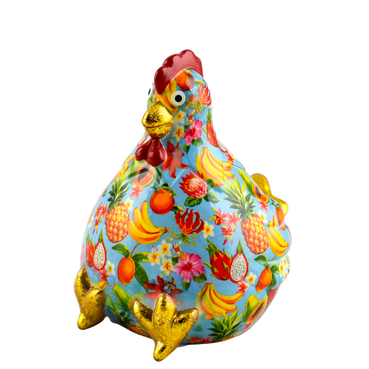 Lichtblauwe keramische Pomme Pidou spaarpot kip Claire met tropisch fruitprint. Een speelse en stijlvolle manier om geld te sparen, perfect als cadeau of decoratief item."