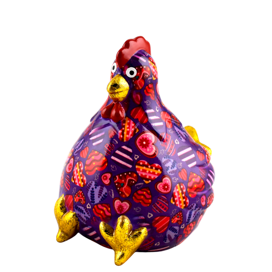 Paarse keramische Pomme Pidou spaarpot kip Claire met speelse hartjesprint. Een vrolijke en stijlvolle manier om geld te sparen, perfect als cadeau of decoratief item."