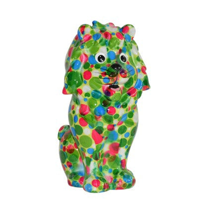 Keramische Pomme Pidou spaarpot in de vorm van een leeuw, groen met stippen. Afmetingen: L12.7 x B10.3 x H20.2cm. Een speels en origineel cadeau-idee."