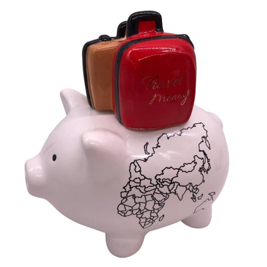 Keramische Pomme Pidou spaarpot in de vorm van een varken, roze met koffers. Dit varkentje houdt van reizen—een perfect cadeau voor globetrotters!"