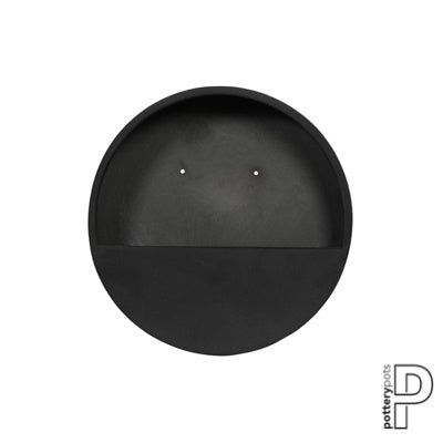 "Een stijlvolle, ronde hangende bloempot van Pottery Pots, gemaakt van duurzaam fiberstone in een elegante grijze kleur. Perfect voor zowel binnen als buiten, ideaal voor het toevoegen van een groene touch aan muren zonder extra vloerruimte in beslag te nemen."