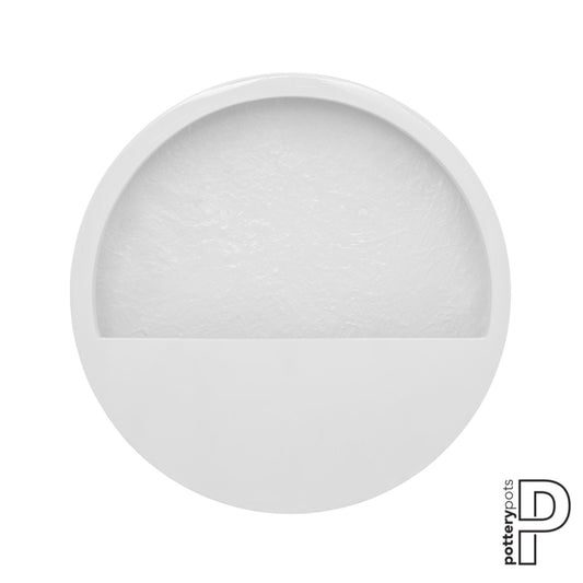Een stijlvolle, ronde hangende bloempot van Pottery Pots, gemaakt van duurzaam fiberstone in een elegante mat witte kleur. Perfect voor zowel binnen als buiten, ideaal voor het toevoegen van een groene touch aan muren zonder extra vloerruimte in beslag te nemen."