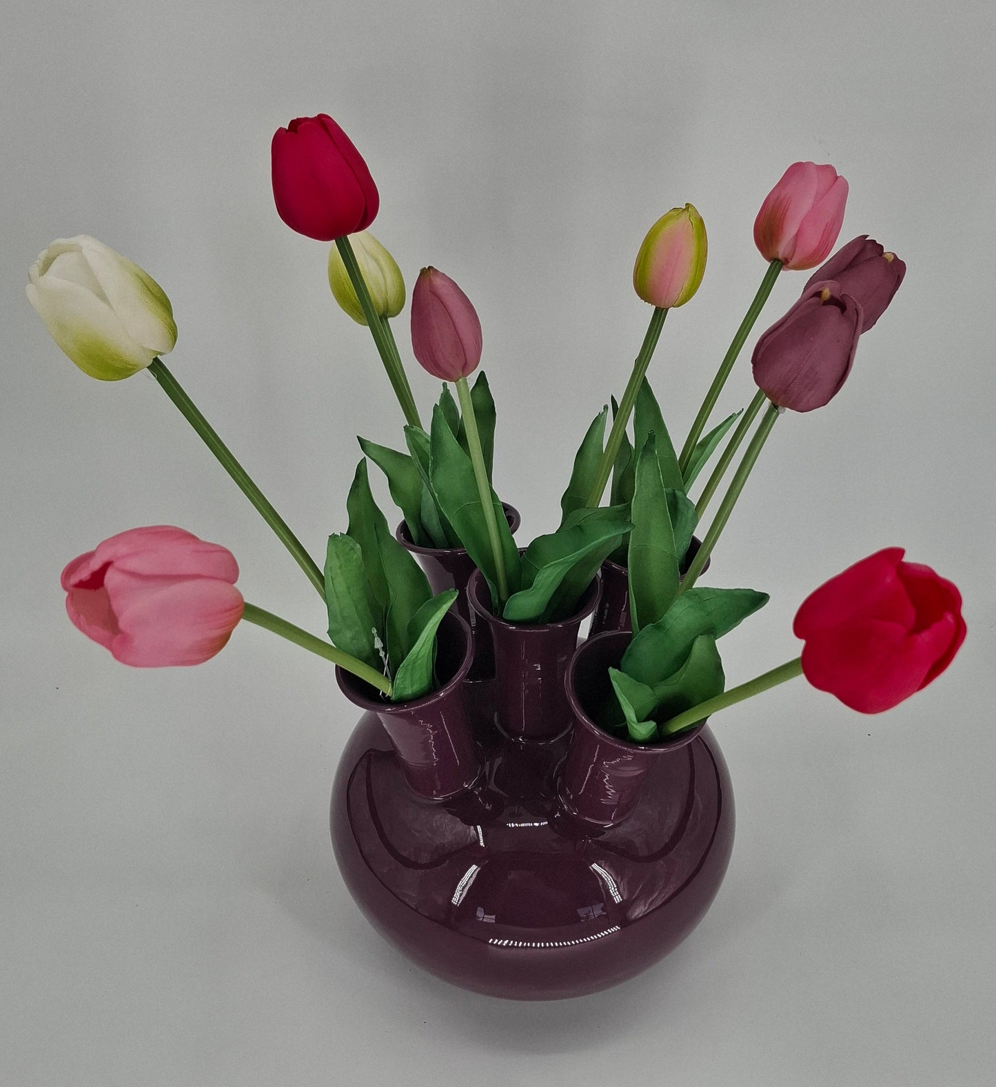 Decoratieve tulpenvaas van metaal in donkerpaarse kleur met vijf tuitjes – H23 x D20 cm
