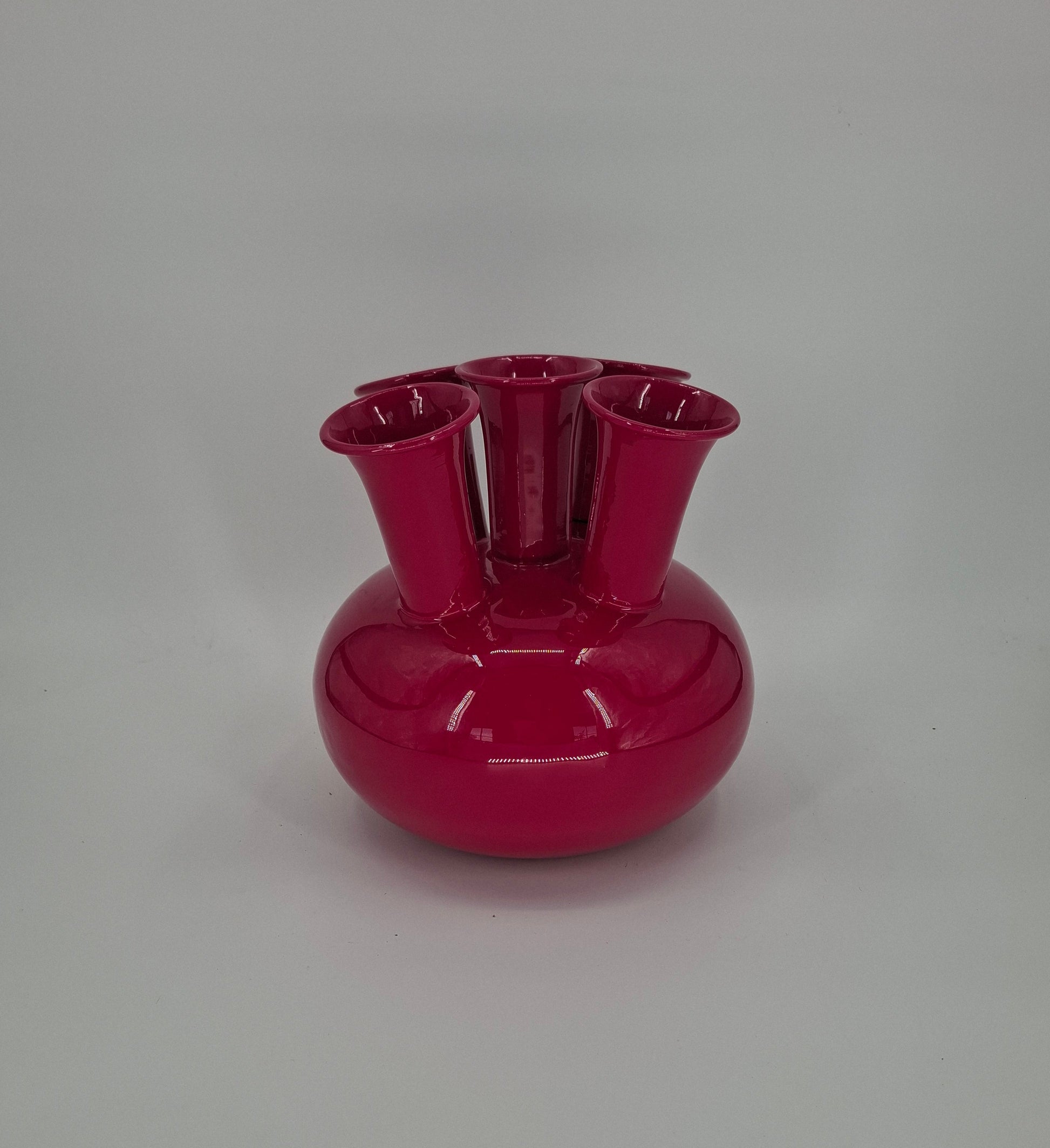 Decoratieve tulpenvaas van metaal in fuchsia kleur, ideaal als woonaccessoire of cadeau.