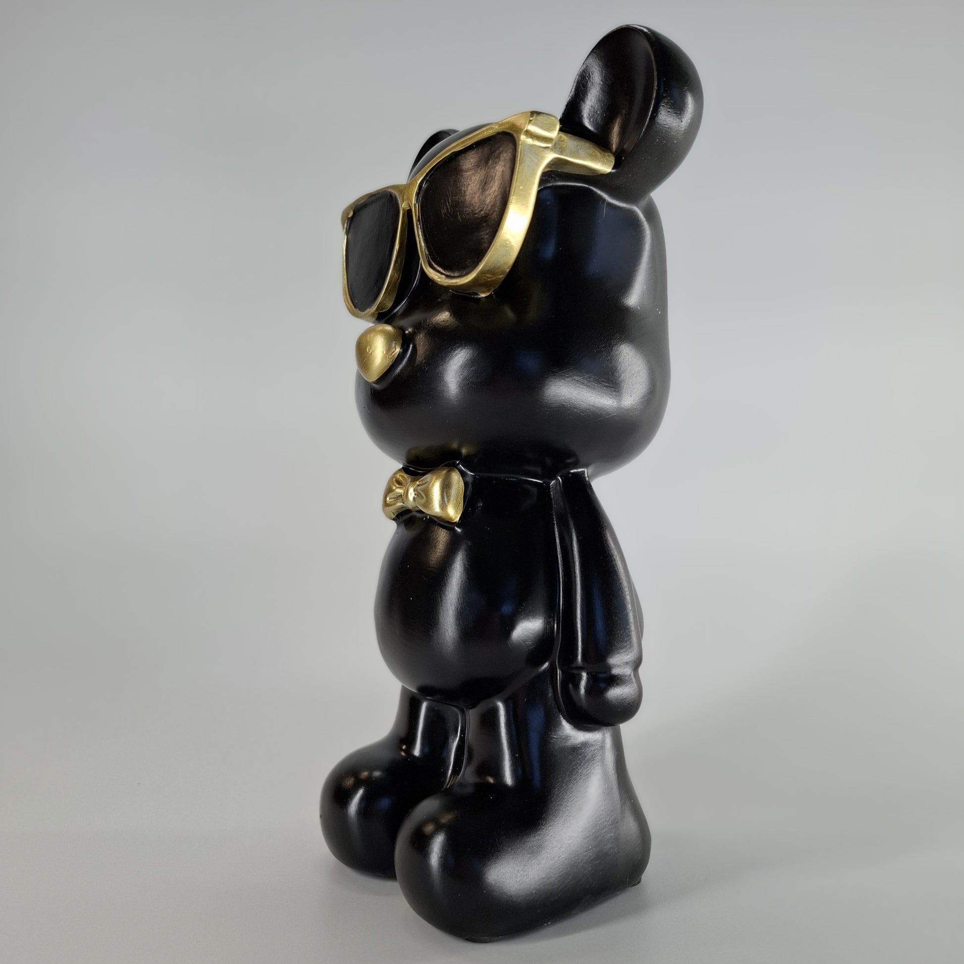 Beer staand met zonnebril zwart en goud, 27 cm hoog – stijlvol interieurdecoratiebeeld