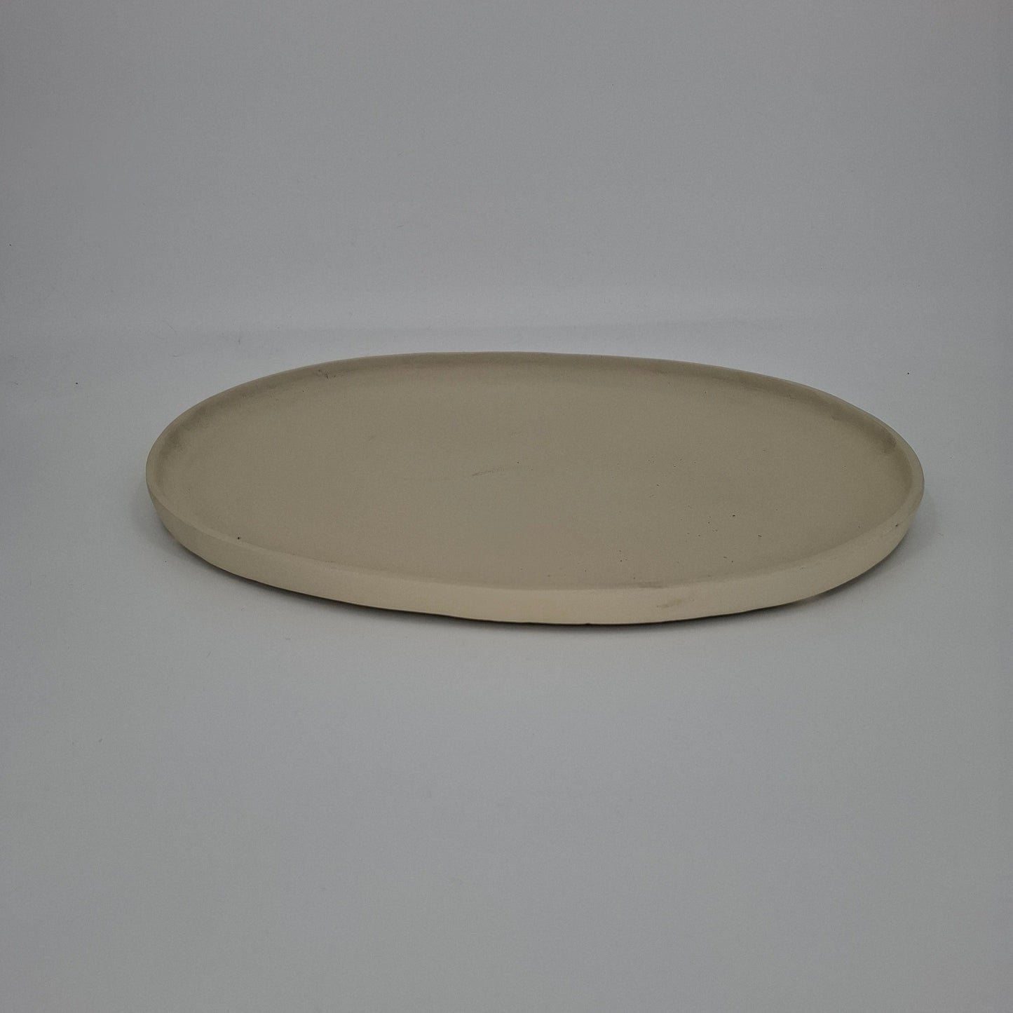 Stoer ovaal dienblad van ruw metaal – industrieel woonaccessoire voor serveren en decoratie