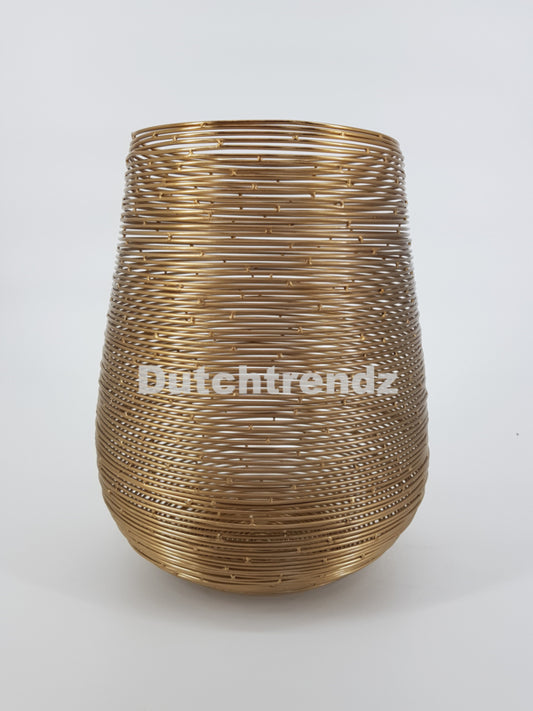 Gouden metalen kaarsenhouder met draadmotief, decoratief en sfeervol voor binnengebruik”
