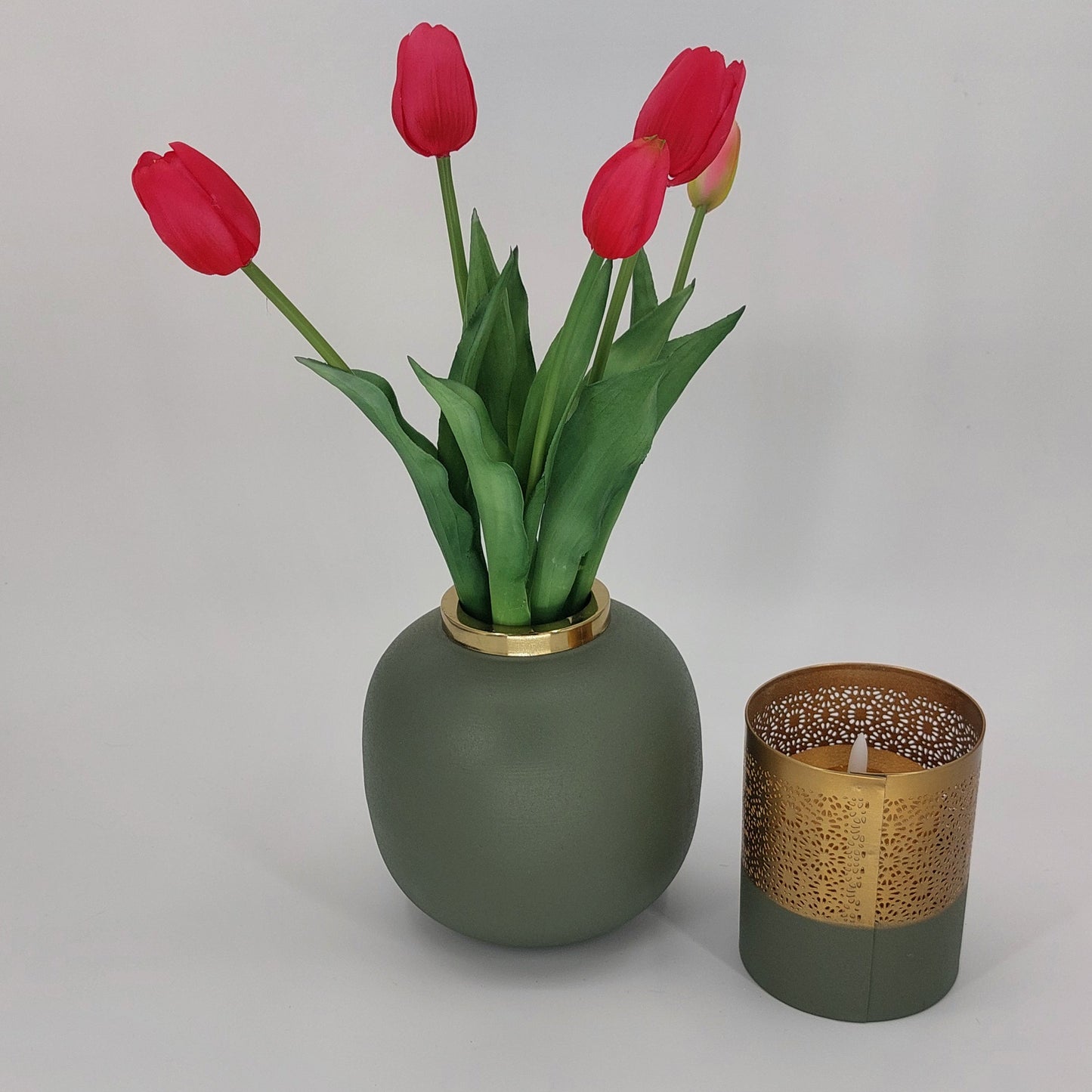 Een stijlvolle groene metalen vaas van 17 x 17 x 20 cm, ideaal voor kleine planten en decoratieve accenten in je interieur.