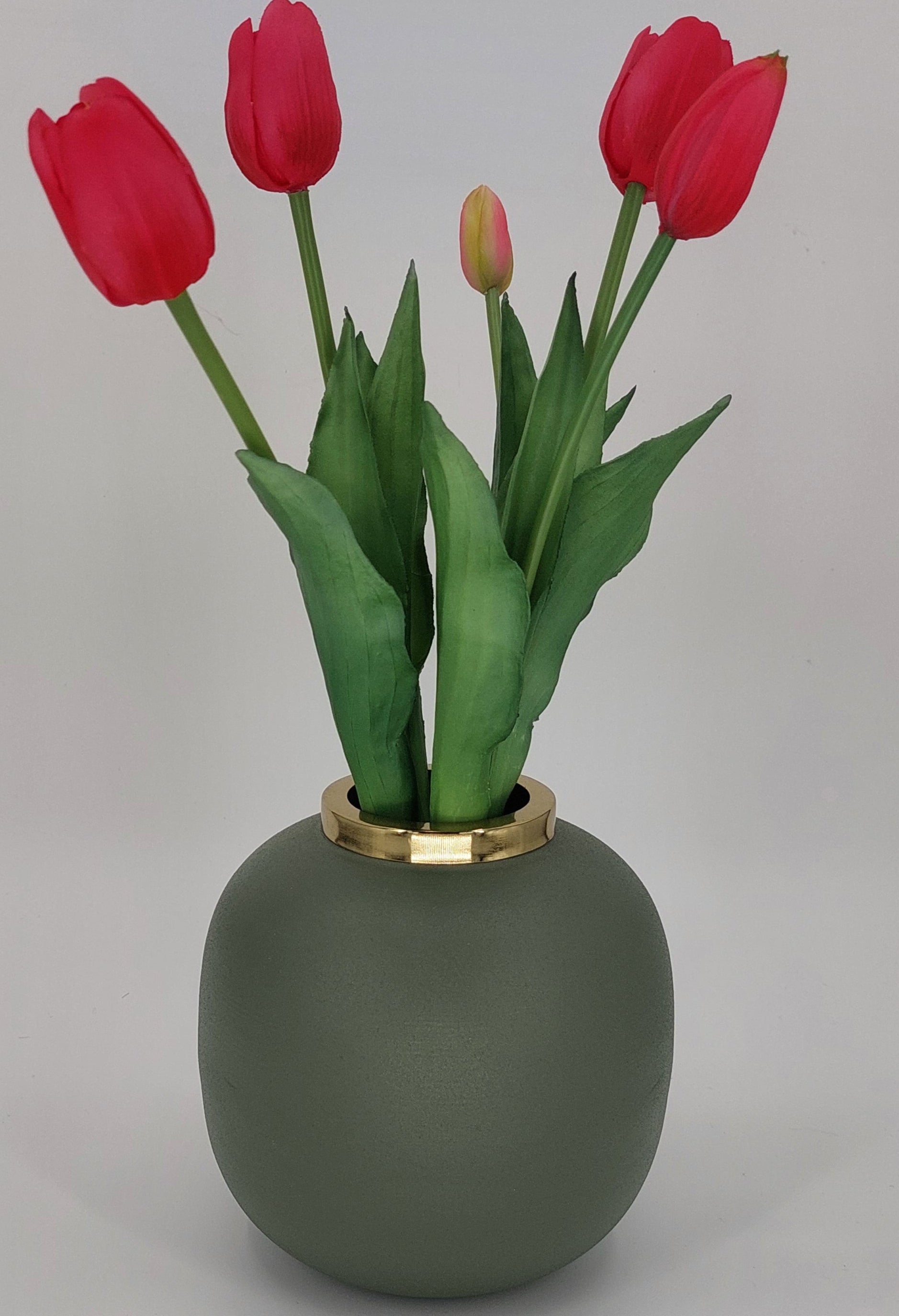 Een stijlvolle groene metalen vaas van 17 x 17 x 20 cm, ideaal voor kleine planten en decoratieve accenten in je interieur.