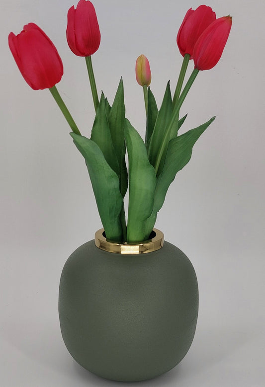 Een stijlvolle groene metalen vaas van 17 x 17 x 20 cm, ideaal voor kleine planten en decoratieve accenten in je interieur.