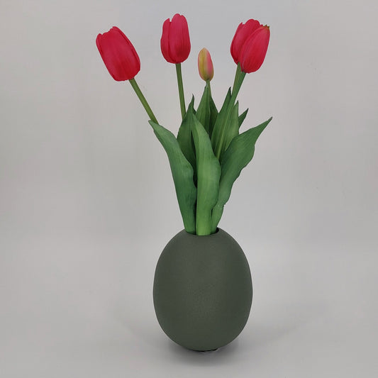 Een stijlvolle groene metalen vaas van 13 x 13 x 15,5 cm, ideaal voor kleine planten en decoratieve accenten in je interieur.