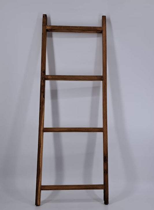 Houten decoratieladder – landelijke woonaccessoire met vier sporten, perfect voor stijlvolle inrichting.