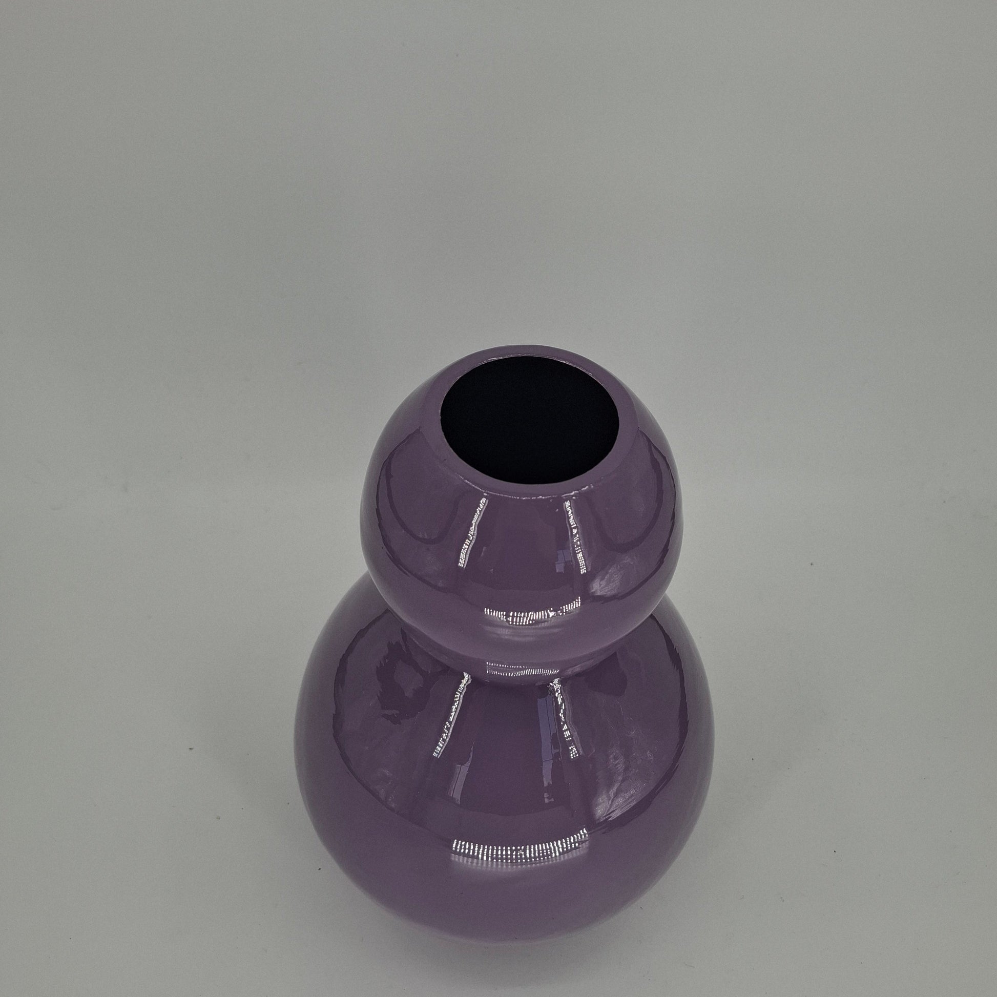 Lavendelmetalen vaas – moderne decoratie voor bloemen en interieur"