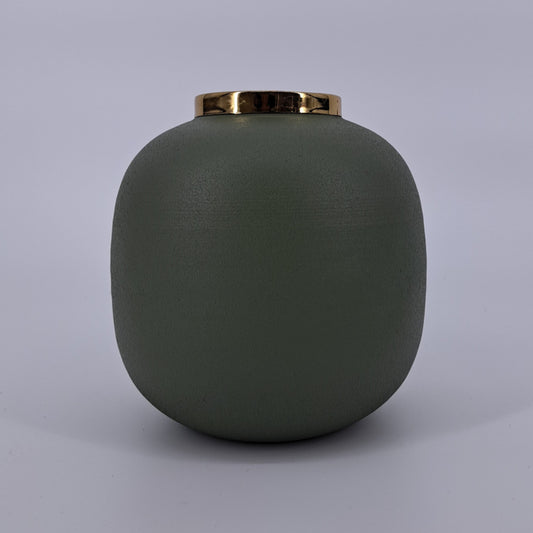 Metalen vaas in groen, Mansion Atmosphere Saint Denis – Ø17 x H17 cm, plantopening 5.5 cm."