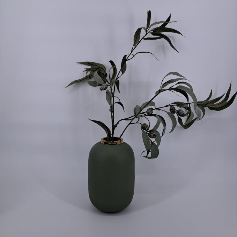 Metalen vaas in groen, Mansion Atmosphere Saint Denis – Ø17 x H25 cm, plantopening 5.5 cm."