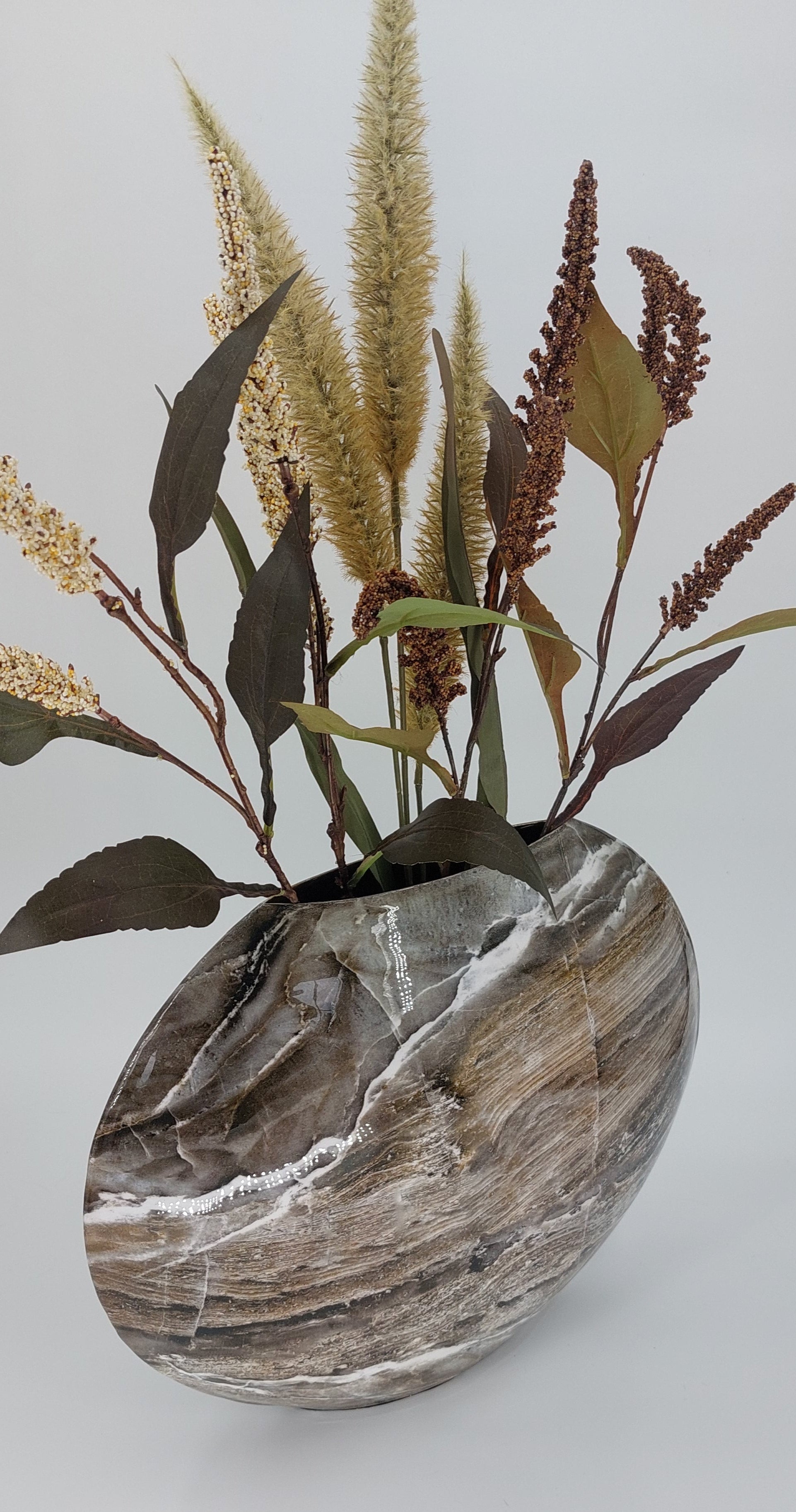Metalen vaas met marmerlook in gemêleerde tinten, Mansion Atmosphere Narzole – 40 x 15 x 36 cm."