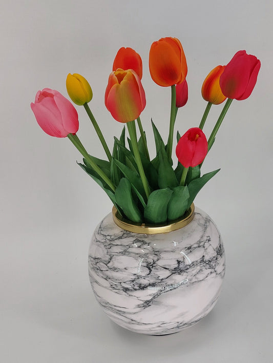 Metalen vaas met witte marmerlook en gouden rand, Mansion Atmosphere Monterado – Ø28 x H25 cm."