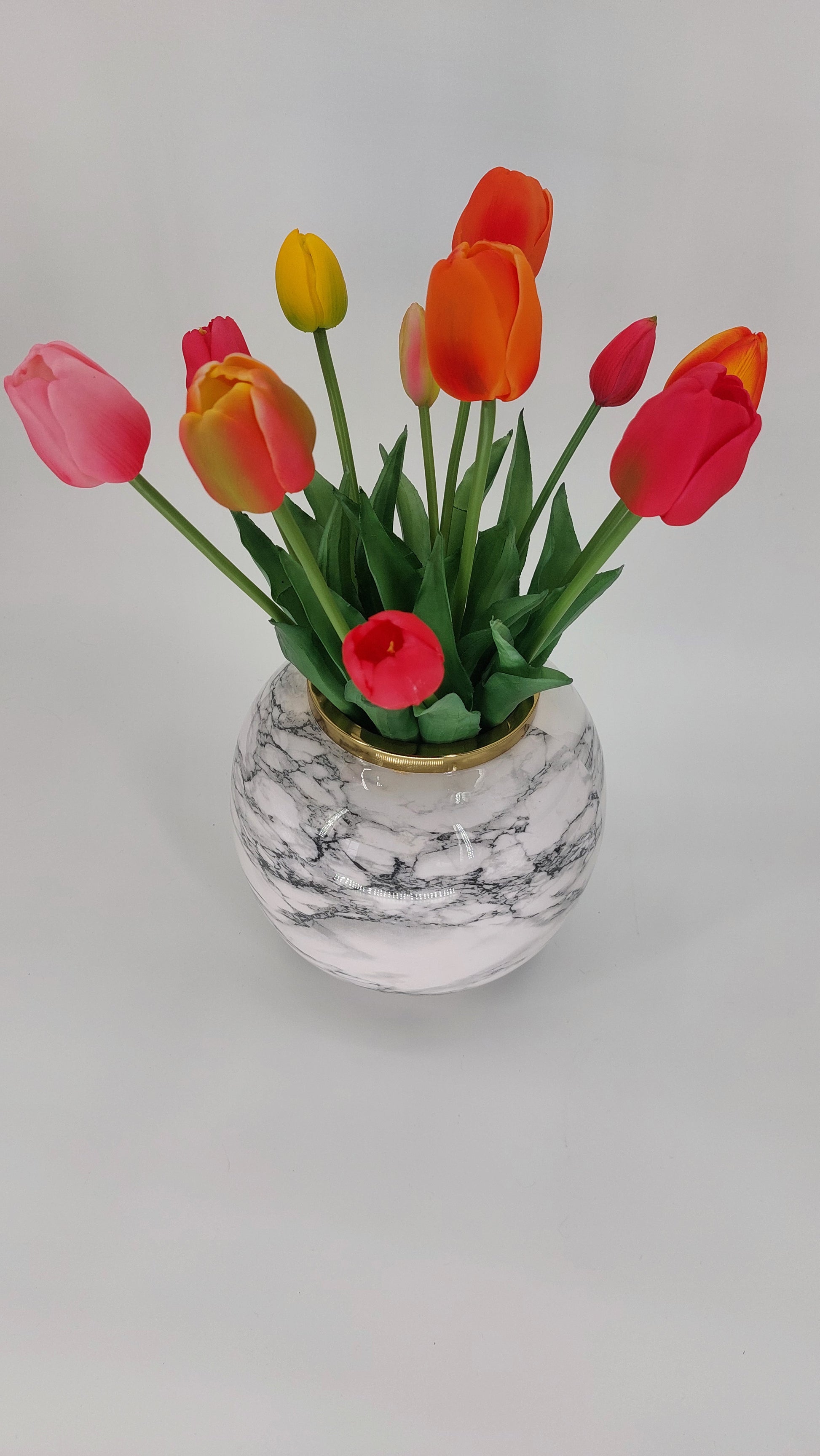 Metalen vaas met witte marmerlook en gouden rand, Mansion Atmosphere Monterado – Ø28 x H25 cm."