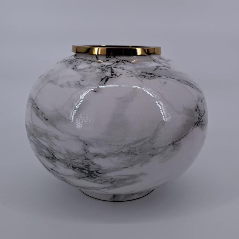Metalen vaas met witte marmerlook en gouden rand, Mansion Atmosphere Monterado – Ø28 x H25 cm."