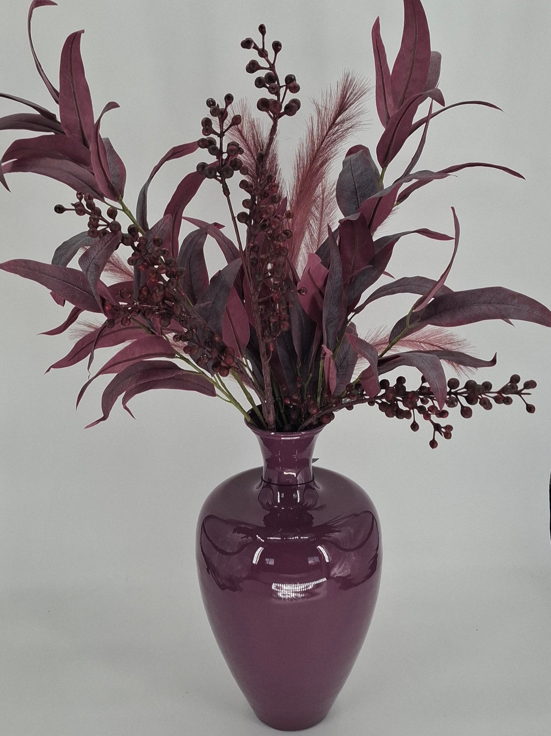Donkerpaarse metalen vaas met moderne uitstraling